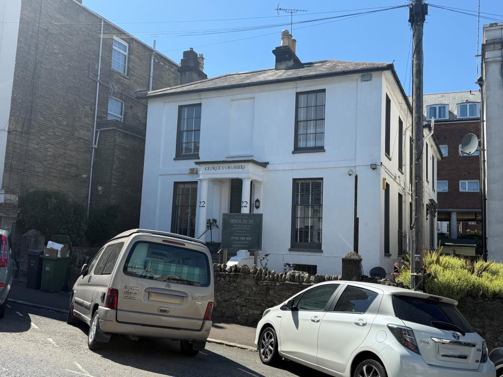 Lot: 75 - OFFICES WITH FLAT BELOW - Front of building taken from the roadside